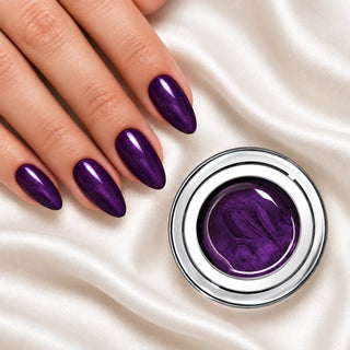 Nageldesign in Metallic Glimmer Dunkel Lila neben einem offenen Farbgel-Tiegel auf weißem Stoff