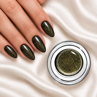 Nageldesign in Glam Galaxy Schwarz Grün neben einem offenen Farbgel-Tiegel auf weißem Stoff