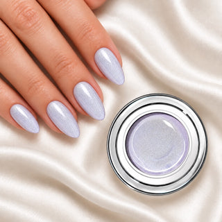 Nageldesign in Glimmer Blau Weiß neben einem offenen Farbgel-Tiegel auf weißem Stoff