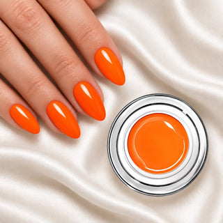 Nageldesign in Tiefes Neon Orange neben einem offenen Farbgel-Tiegel auf weißem Stoff