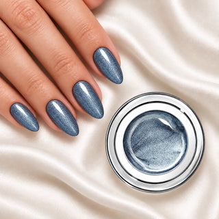 Nageldesign in Glimmer Blau Silber neben einem offenen Farbgel-Tiegel auf weißem Stoff