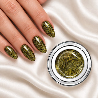 Nageldesign in Chrom Gold Gelb neben einem offenen Farbgel-Tiegel auf weißem Stoff