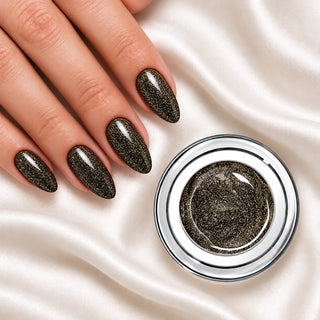 Nageldesign in Chrom Schwarz neben einem offenen Farbgel-Tiegel auf weißem Stoff