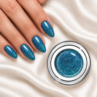 Nageldesign in Chrom Blau neben einem offenen Farbgel-Tiegel auf weißem Stoff