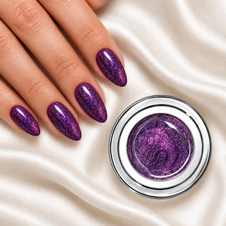 Nageldesign in Chrom Dunkles Lila neben einem offenen Farbgel-Tiegel auf weißem Stoff