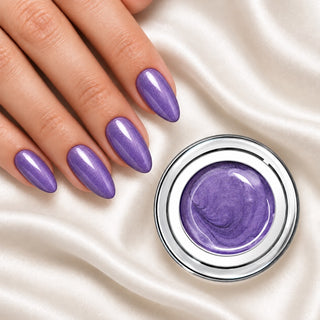Nageldesign in Metallic Soft Lila neben einem offenen Farbgel-Tiegel auf weißem Stoff