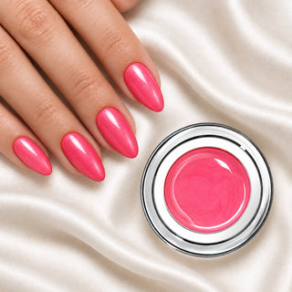 Nageldesign in Metallic Pink neben einem offenen Farbgel-Tiegel auf weißem Stoff