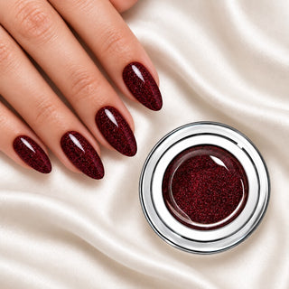 Nageldesign in Glimmer Wein Rot neben einem offenen Farbgel-Tiegel auf weißem Stoff