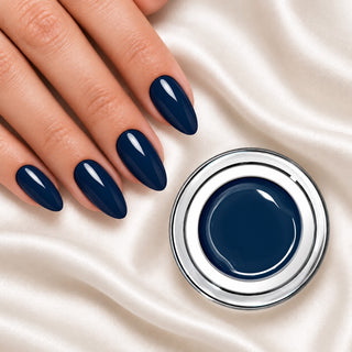 Nageldesign in Dunkles Aqua Blau Petrol neben einem Farbgel-Tiegel auf weißem Stoff