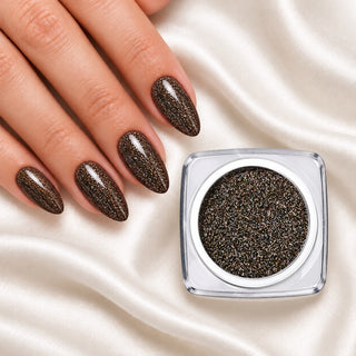 Nageldesign in Disco Braun neben einem offenen Farbgel-Tiegel auf weißem Stoff
