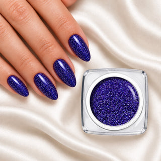 Nageldesign in Disco Mittleres Lila neben einem offenen Farbgel-Tiegel auf weißem Stoff