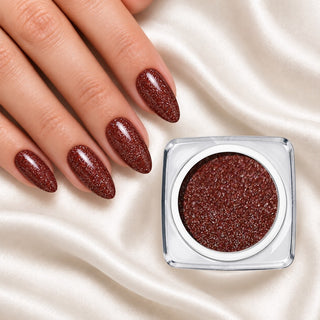 Nageldesign in Disco Klassisch Rot neben einem offenen Farbgel-Tiegel auf weißem Stoff