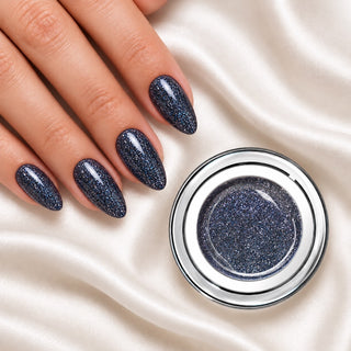Nageldesign in Disco Silber Blau neben einem offenen Farbgel-Tiegel auf weißem Stoff