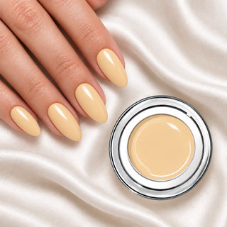 Nageldesign in Sandiges Beige Nude neben einem Farbgel-Tiegel auf weißem Stoff