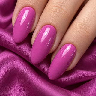 Nahaufnahme glänzender, mandelförmiger Nägel in dunklem Flieder Lila auf violettem Satin – Rockstar Nails Gellack 90018.