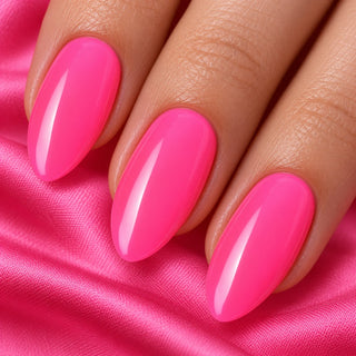 Nahaufnahme mandelförmiger Nägel in leuchtendem Neon Pink auf pinkem Satin – Rockstar Nails 3in1 UV Gellack 90020.