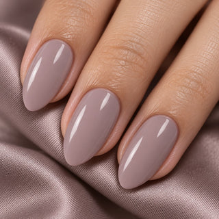 Glänzende Nägel in warmem Taupe mit Farbmuster und 3in1-Produktvorteilen – Rockstar Nails UV Gellack 90021.