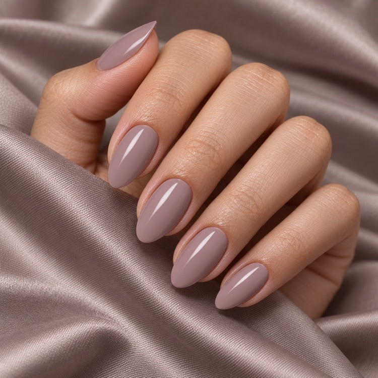 Fertiges Nageldesign mit 3in1 UV Gellack 90021 – Warmes Taupe – HEMA-frei