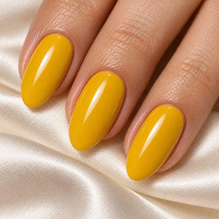 Nahaufnahme glänzender, mandelförmiger Nägel in Senfgelb auf hellem Satin – Rockstar Nails Gellack 90030.