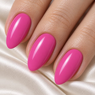 Nahaufnahme glänzender, mandelförmiger Nägel in Magenta Pink auf hellem Satin – Rockstar Nails UV Gellack 90032.