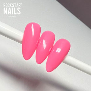 Mit dem UV Gellack in Barbie Pink von Rockstar Nails können Sie Ihrer Kreativität freien Lauf lassen und einen Look kreieren, der Aufmerksamkeit erregt. Diese Farbe ist perfekt, um Ihre Persönlichkeit zum Ausdruck zu bringen und Ihrem Erscheinungsbild eine lebendige und verspielte Note zu verleihen. Bestellen Sie noch heute und erleben Sie die lebhafte Schönheit von Rockstar Nails!