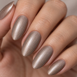Nahaufnahme von Nägeln mit Rockstar Nails 3in1 UV Gellack 90149 metallic grau braun.