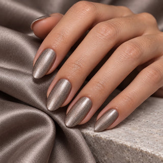 Rockstar Nails 3in1 UV Gellack 90149 metallic grau braun auf mandelförmigen Nägeln.