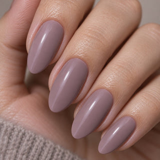 Nahaufnahme von Nägeln mit Rockstar Nails 3in1 UV Gellack 90156 mittleres nude braun.
