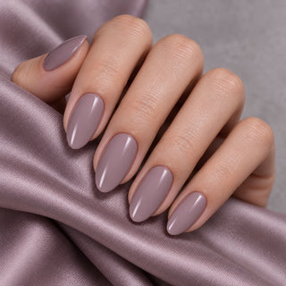 Rockstar Nails 3in1 UV Gellack 90156 mittleres nude braun auf mandelförmigen Nägeln.