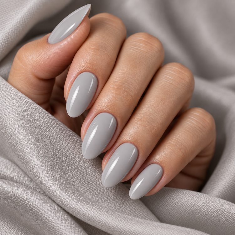 Fertiges Nageldesign mit 3in1 UV Gellack 90232 – Marmor Grau