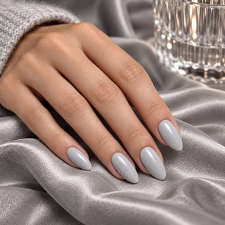 Graue Maniküre auf silbergrauem Satin mit Rockstar Nails 3in1 UV Gellack 90232 Marmor Grau.