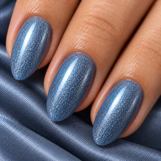 Nahaufnahme mandelförmiger Nägel mit feinem Glimmer in Blau Grau – Rockstar Nails 3in1 UV Gellack 90233.