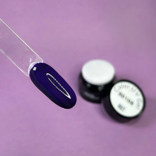 Cremige Konsistenz – verläuft nicht, ideal für präzise Designs