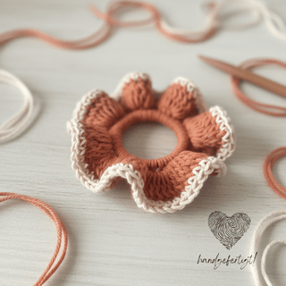 Handgehäkeltes Haargummi in Blumenform – handmade