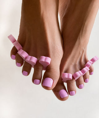 Perfekte Gel-Pediküre mit rosa UV Gellack