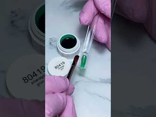 Auftrag des Smaragd Grün Glasgels – Pinsel trägt transparentes Gel auf