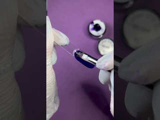 Auftrag des cremigen Indigo Lila Color Gels – Pinsel auf Nagel