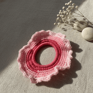 Handgehäkeltes Blumen-Scrunchie „Rosé Bloom“ – zartes Pink-Design
