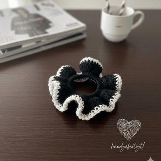 Handmade Crochet Scrunchie „Midnight Muse“ – schwarz-weiß gehäkelt, clean & zeitlos